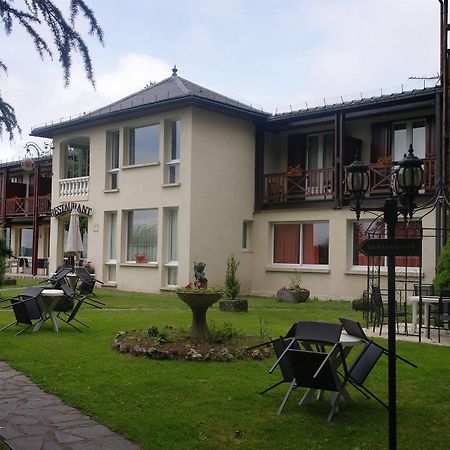 Hostellerie Saint Clement Vic-sur-Cère Екстериор снимка