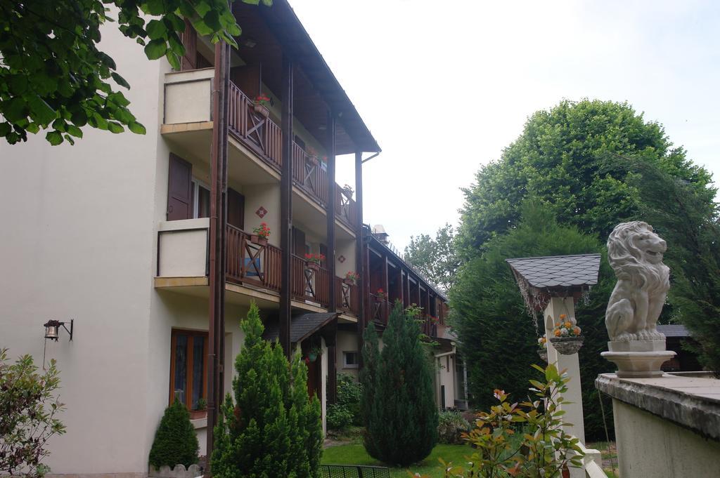 Hostellerie Saint Clement Vic-sur-Cère Екстериор снимка