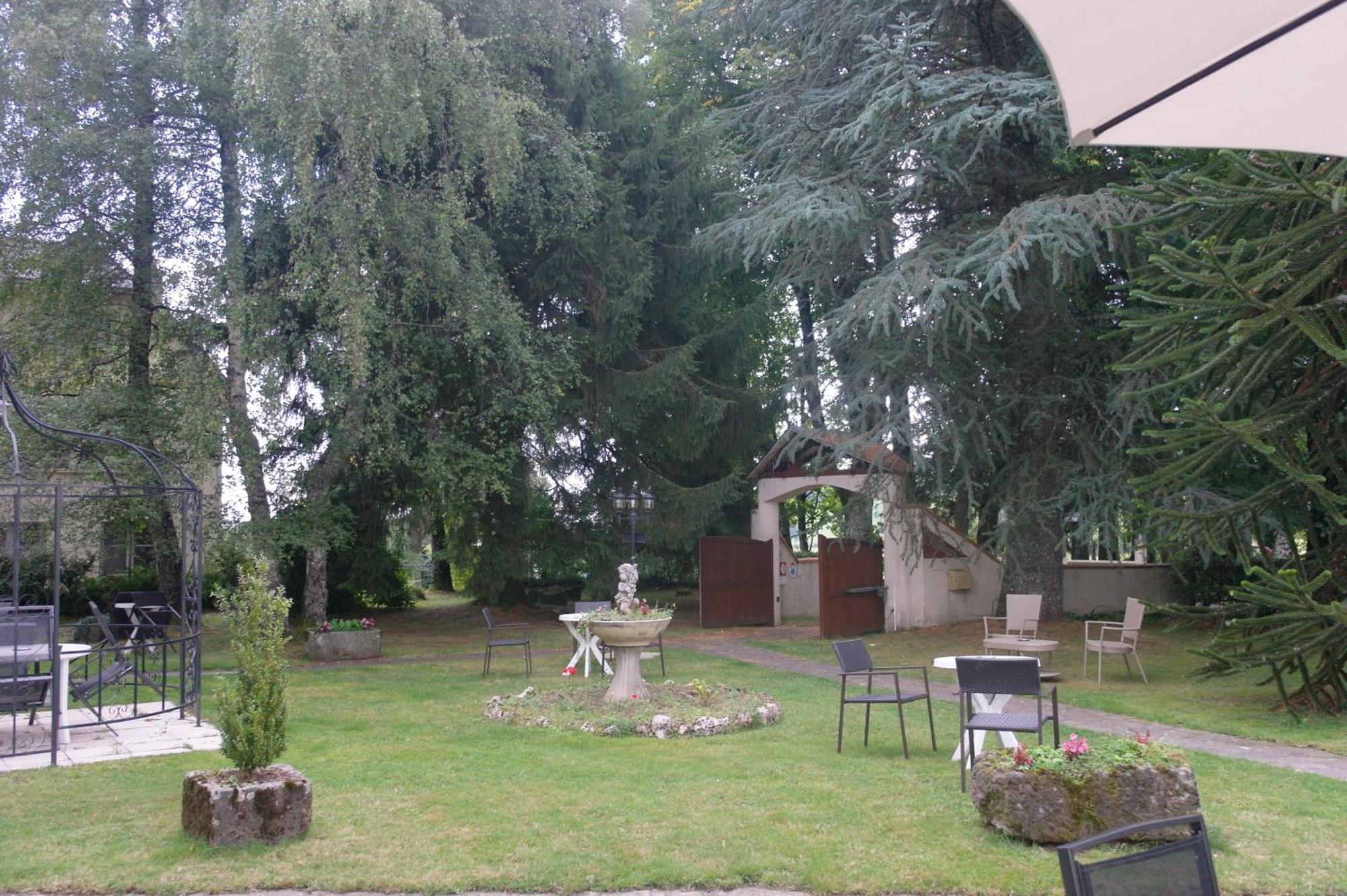 Hostellerie Saint Clement Vic-sur-Cère Екстериор снимка