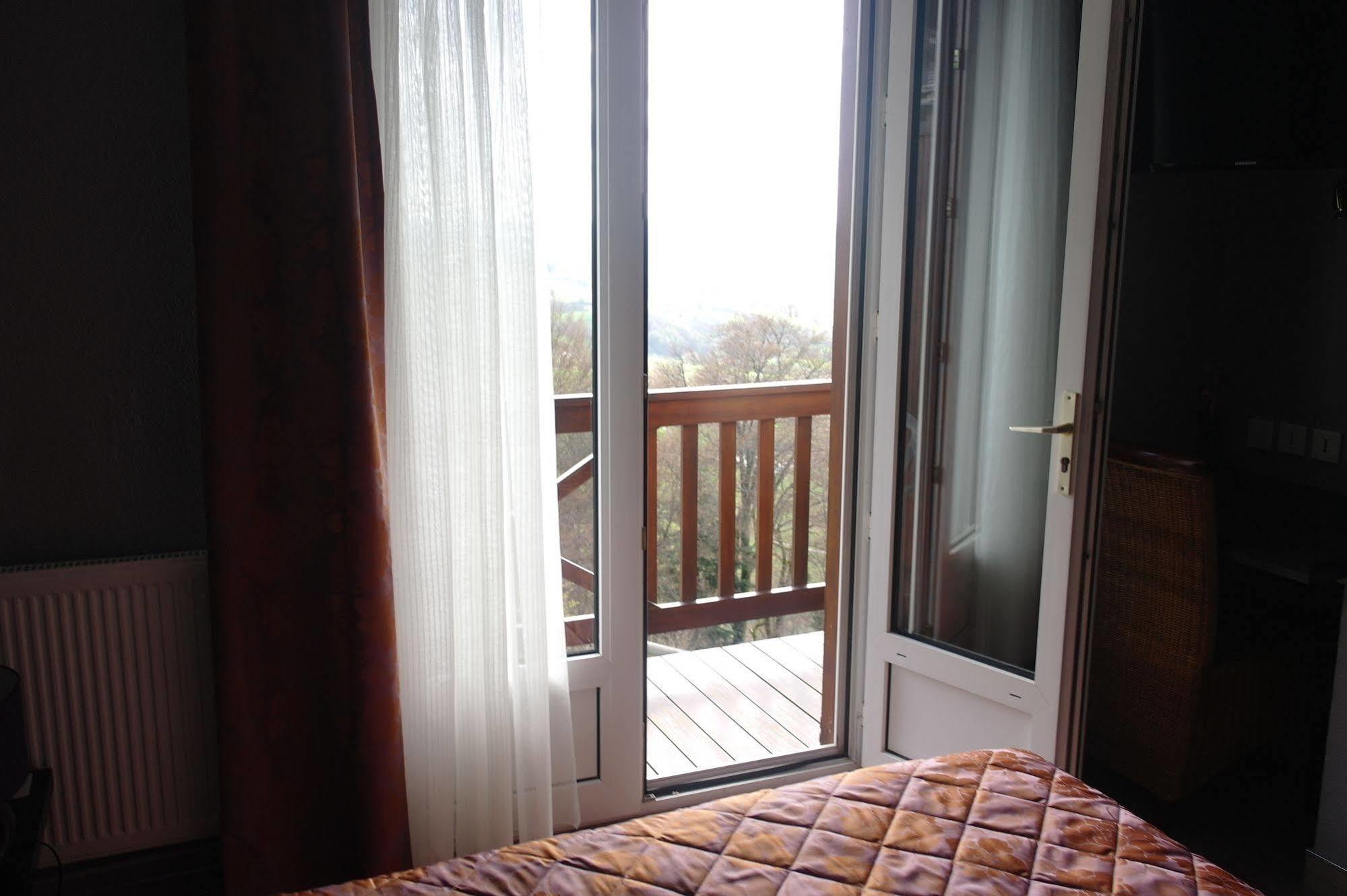 Hostellerie Saint Clement Vic-sur-Cère Екстериор снимка