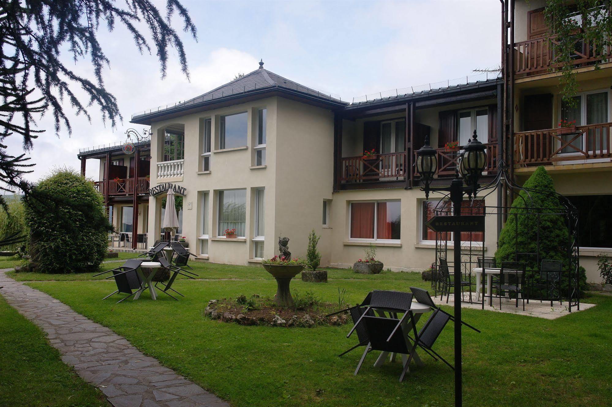 Hostellerie Saint Clement Vic-sur-Cère Екстериор снимка