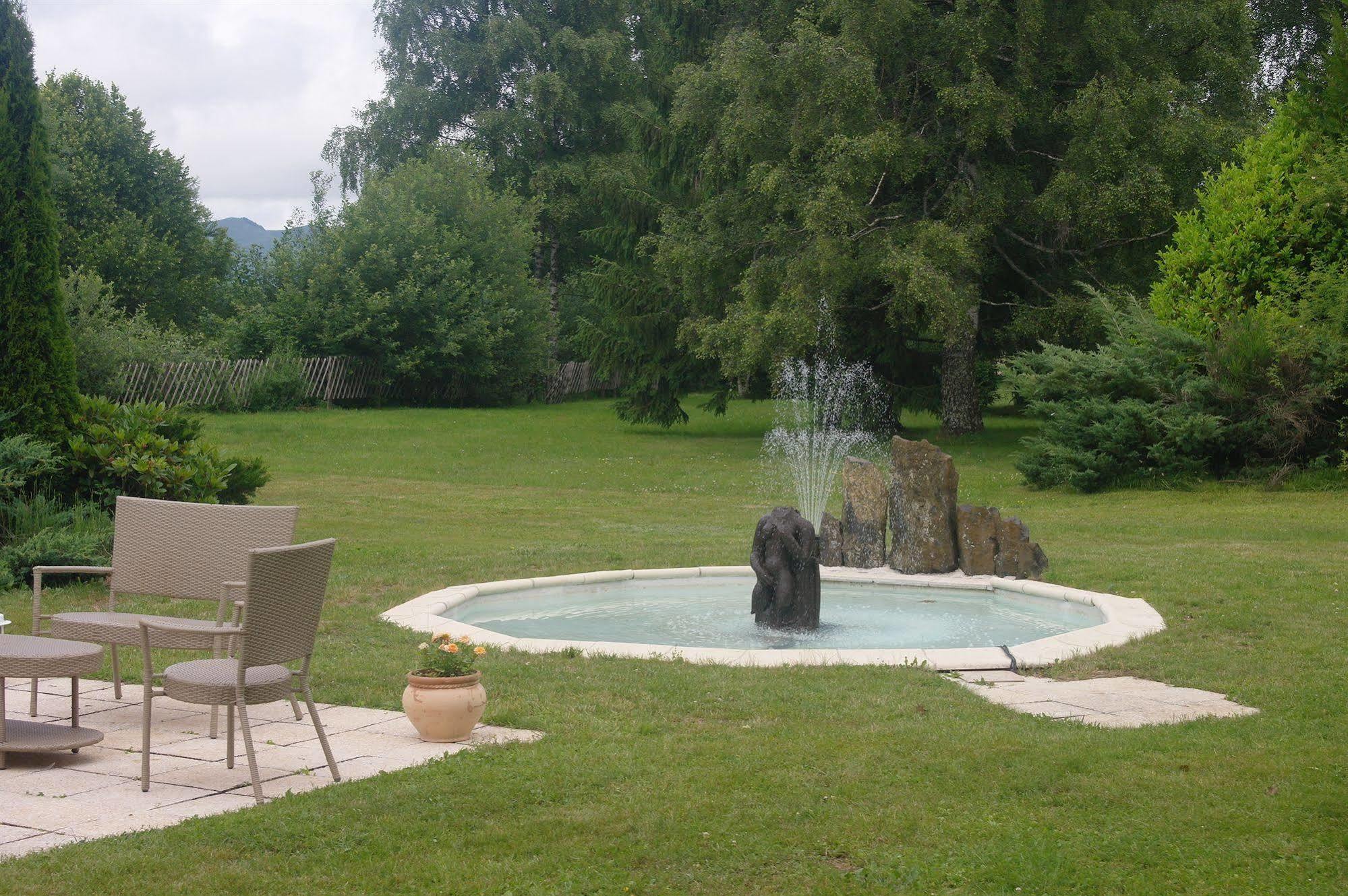 Hostellerie Saint Clement Vic-sur-Cère Екстериор снимка